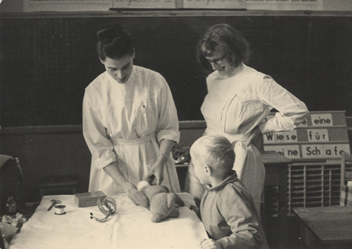 Dr. Renate Großmann (links) in der Kinderklinik in Rangsdorf